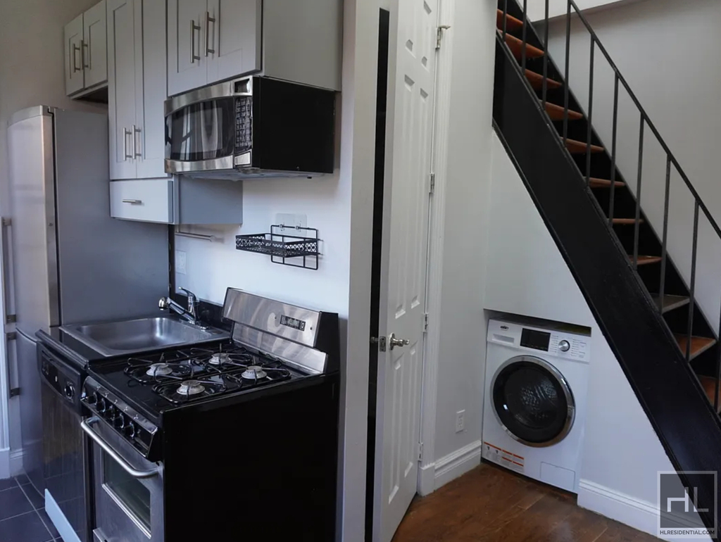 East 13th Street - Photo 4