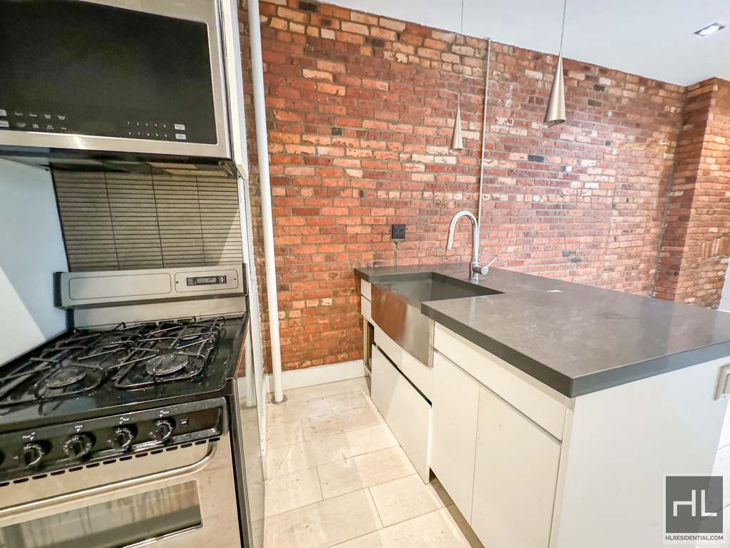 East 82 Street - Photo 1