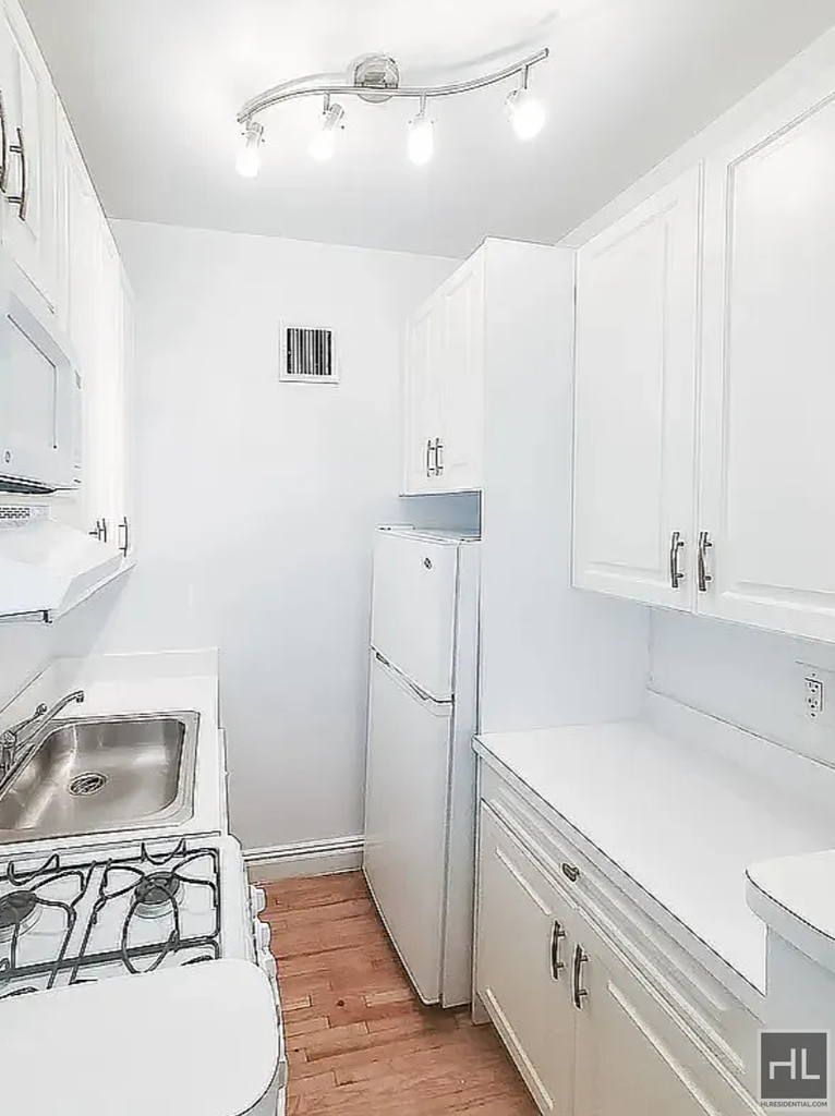 East 83 Street - Photo 2