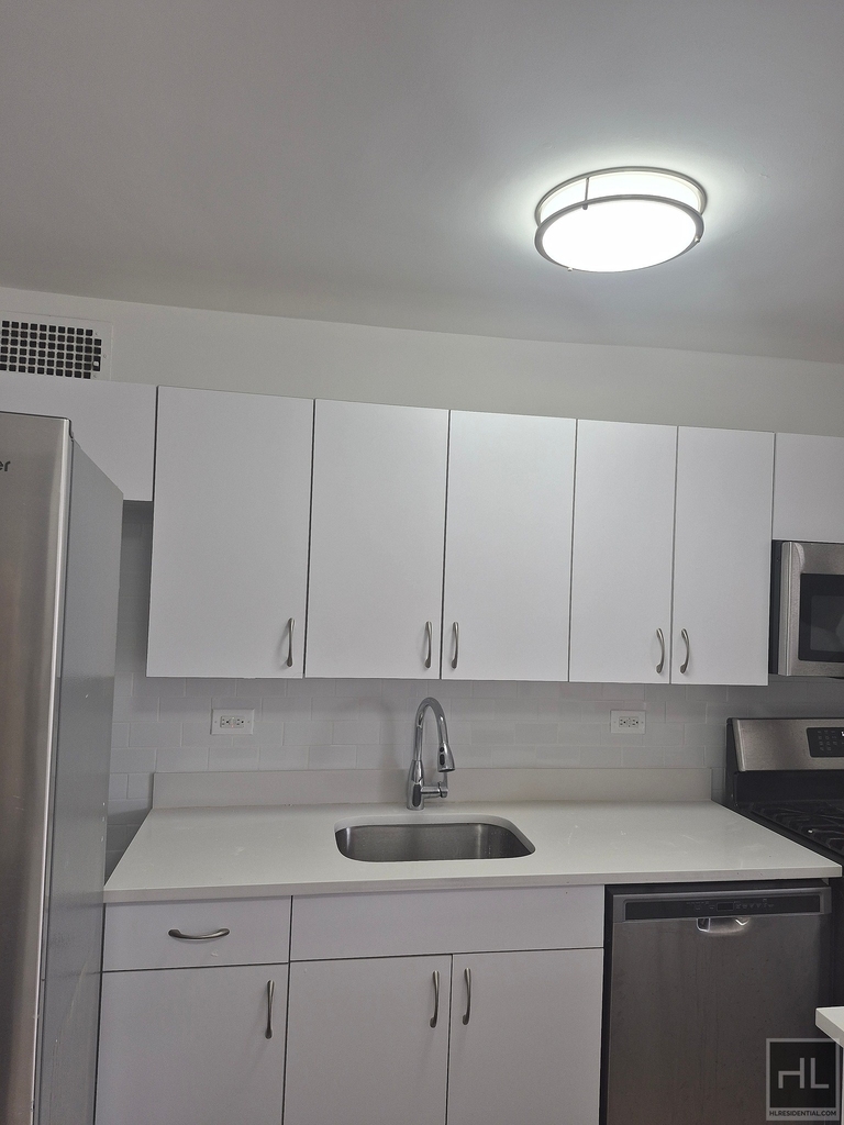 E 16 St - Photo 5