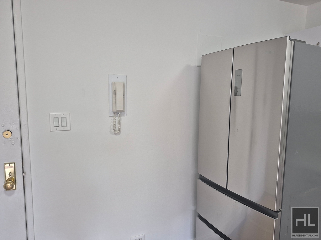 E 16 St - Photo 4