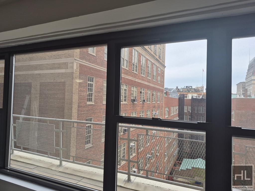 E 16 St - Photo 1