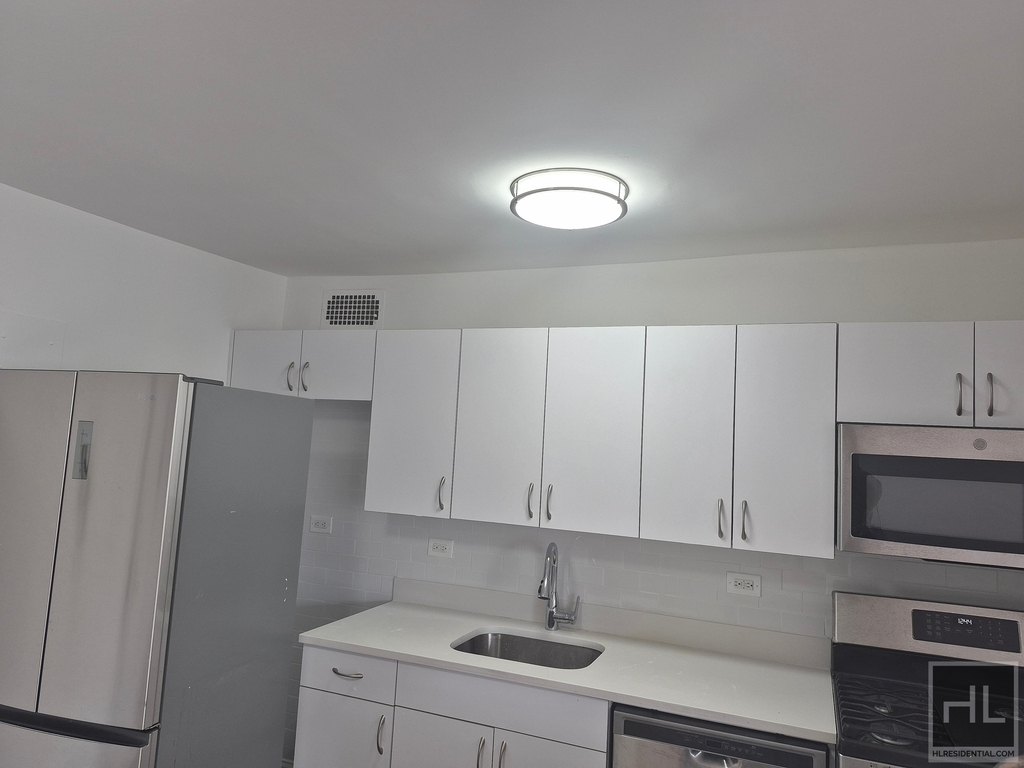 E 16 St - Photo 3