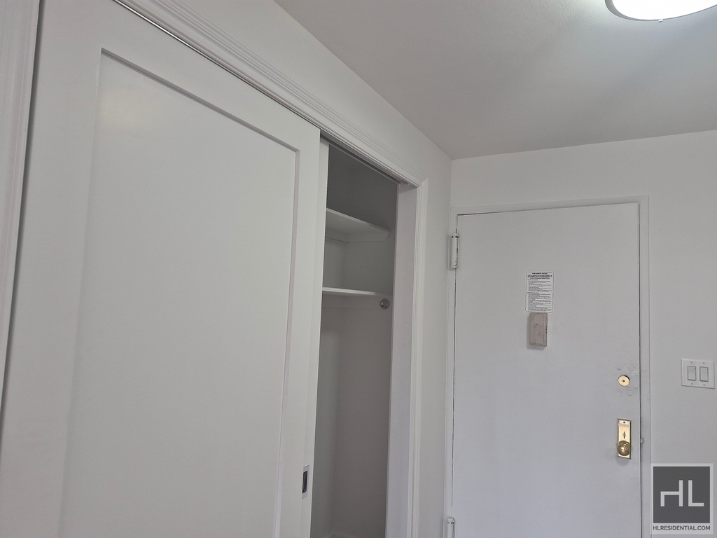 E 16 St - Photo 6