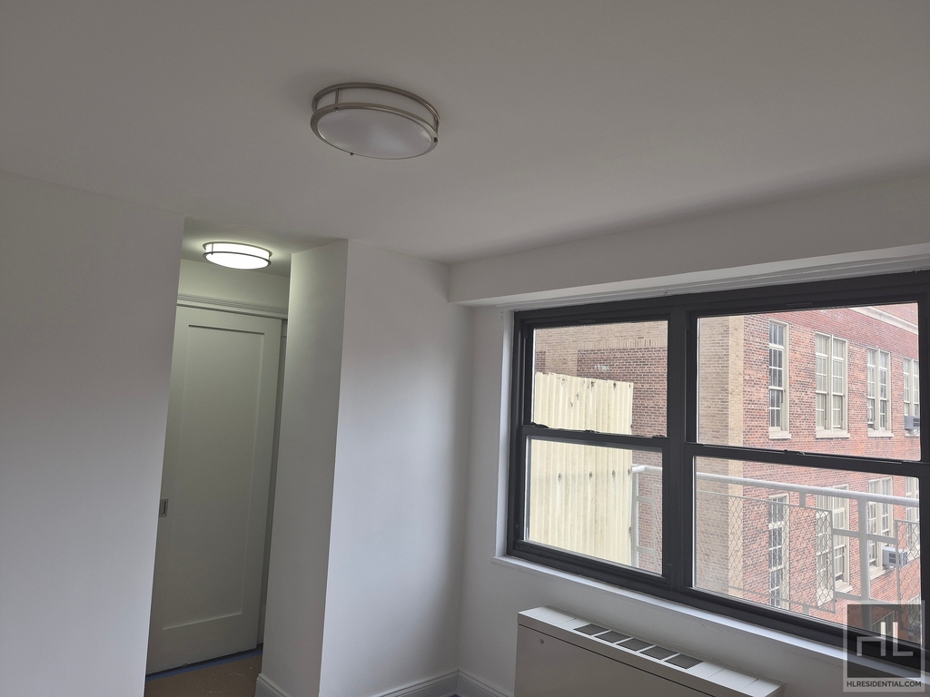 E 16 St - Photo 0