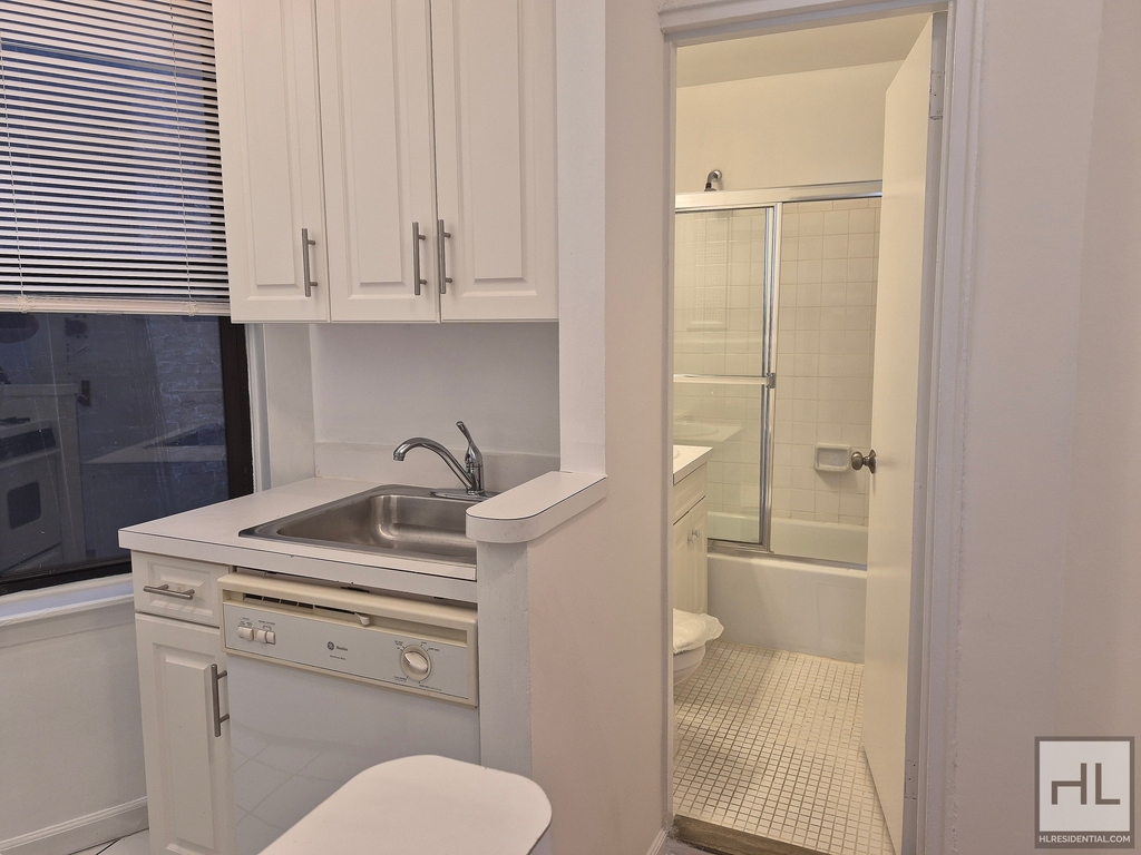 East 83 Street - Photo 4