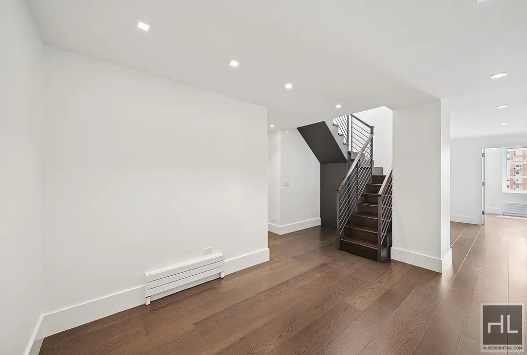 East 80th Street - Photo 7