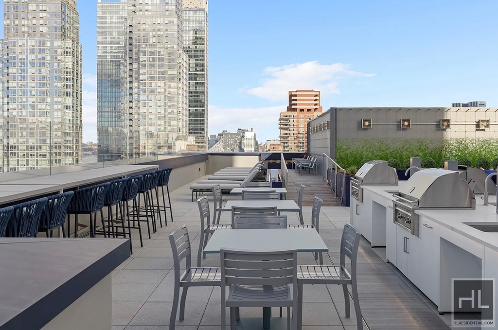 West 38th Street - Photo 13