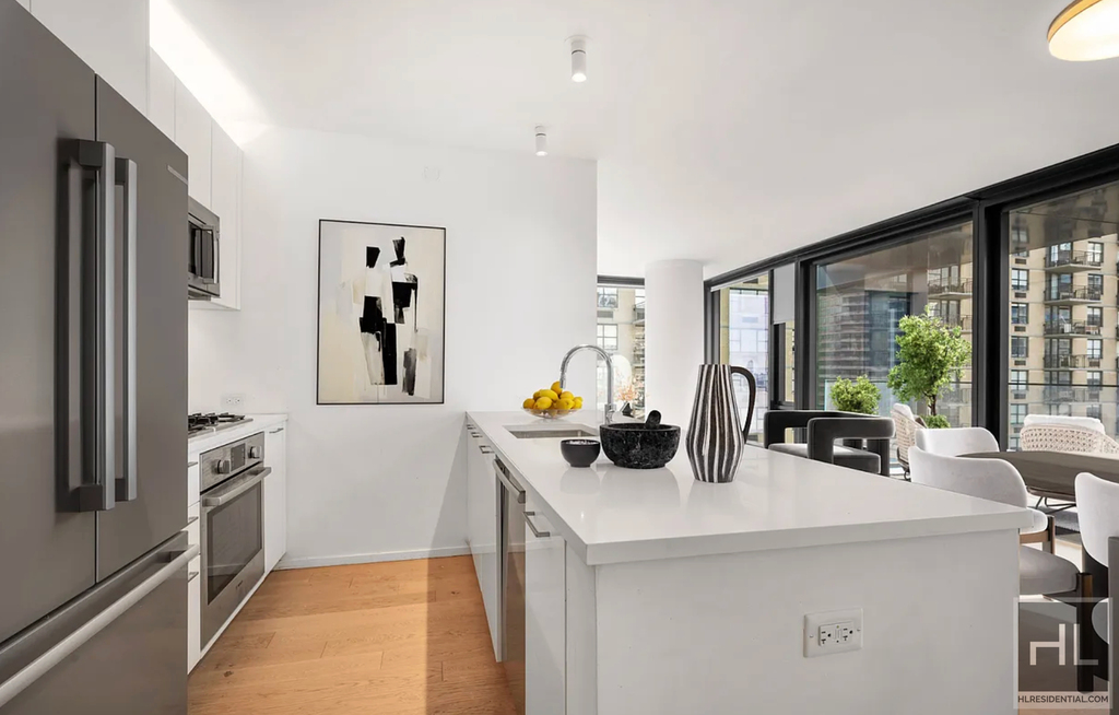 1 Avenue - Photo 3