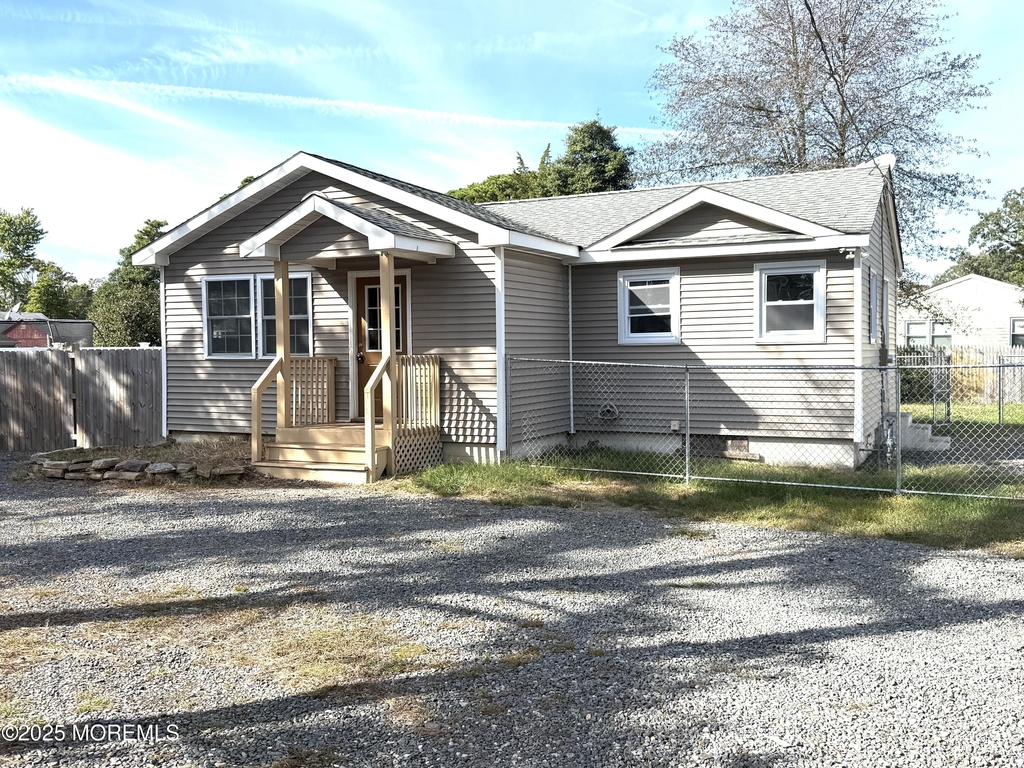 410 Bay Way - Photo 0