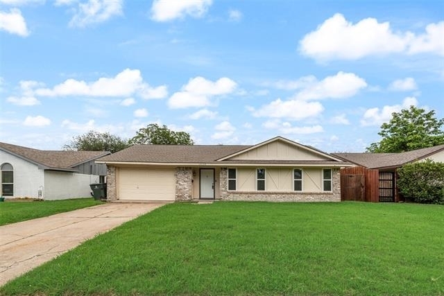 1024 Sunset Drive - Photo 1