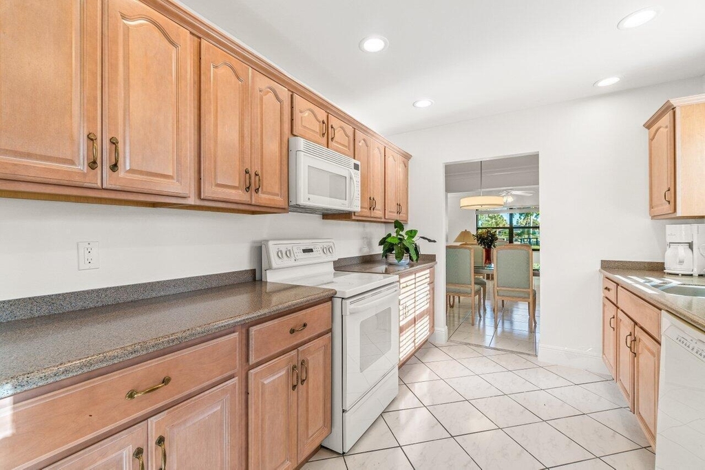 5605 Forest Oaks Terrace - Photo 4