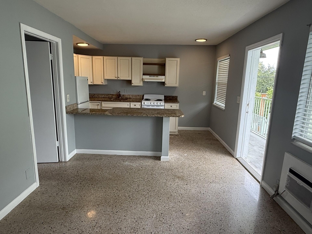 1118 N H Street - Photo 1