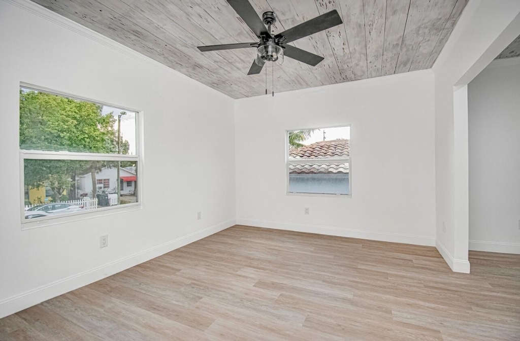318 N E Street - Photo 2