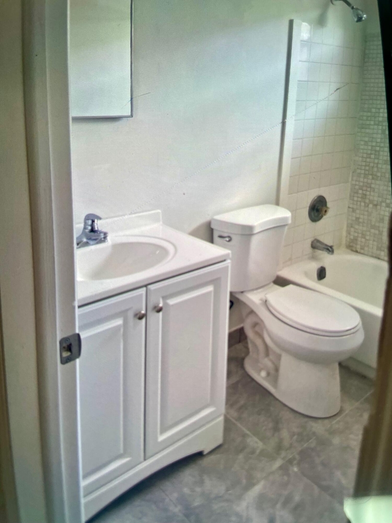 1136 Nw 8th Avenue - Photo 2