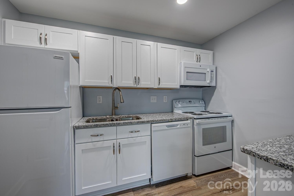 1048 Avondale Road - Photo 3