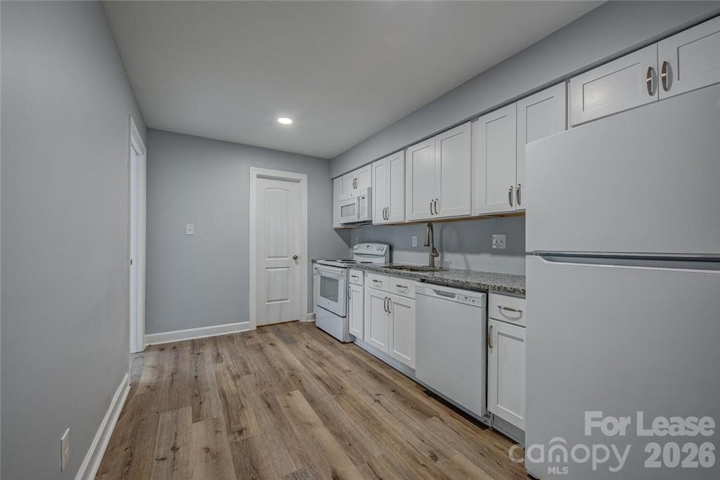 1048 Avondale Road - Photo 4