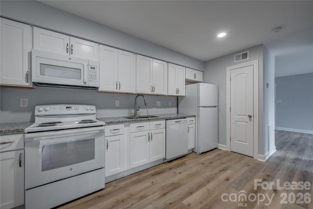 1048 Avondale Road - Photo 5