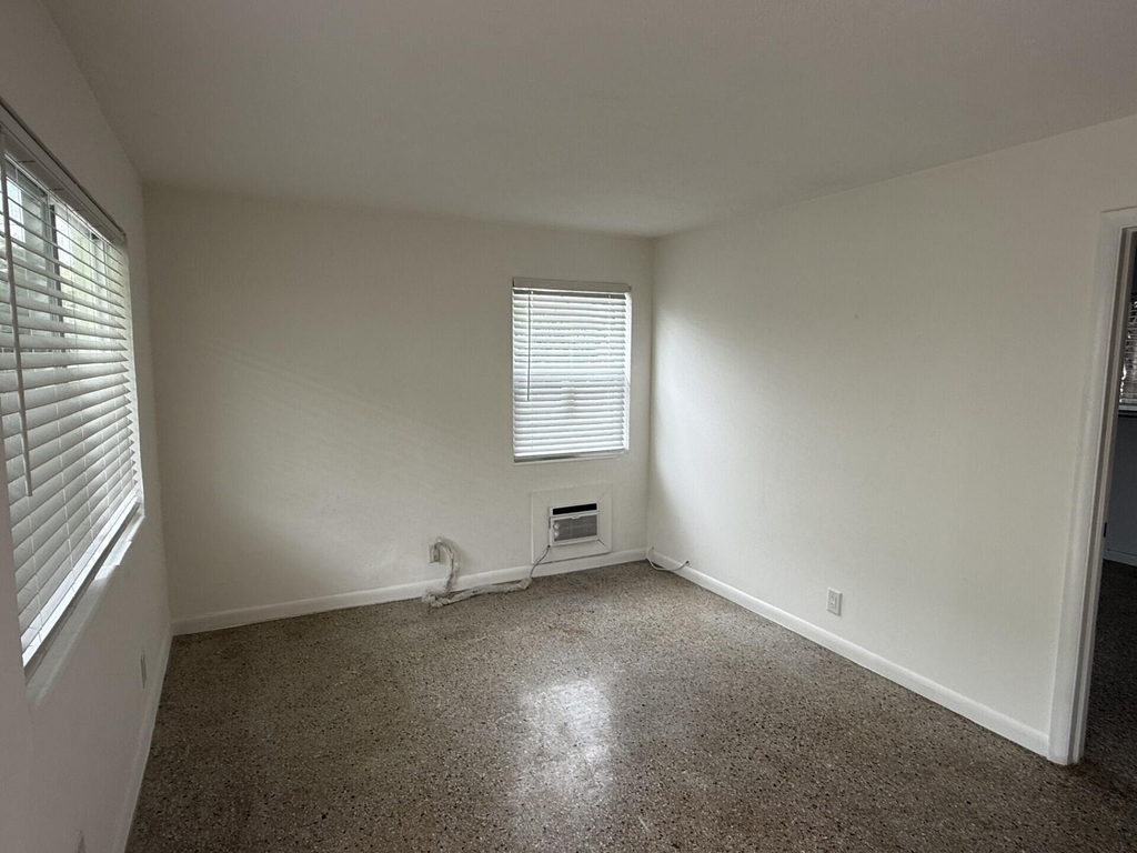 1118 N H Street - Photo 0