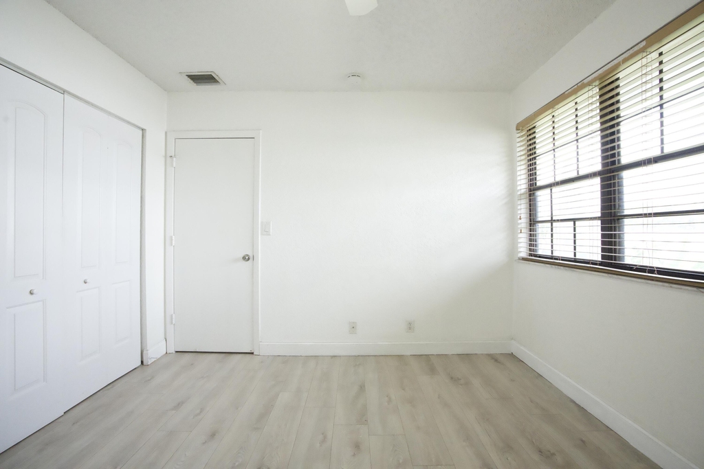 2646 Riverside Drive - Photo 8