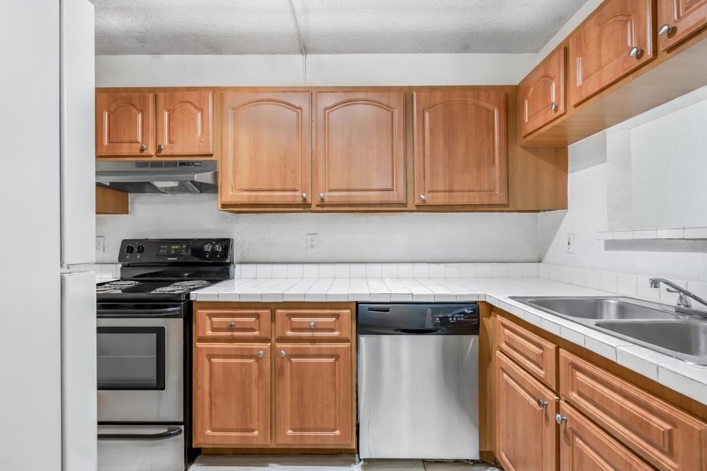 2646 Riverside Drive - Photo 4