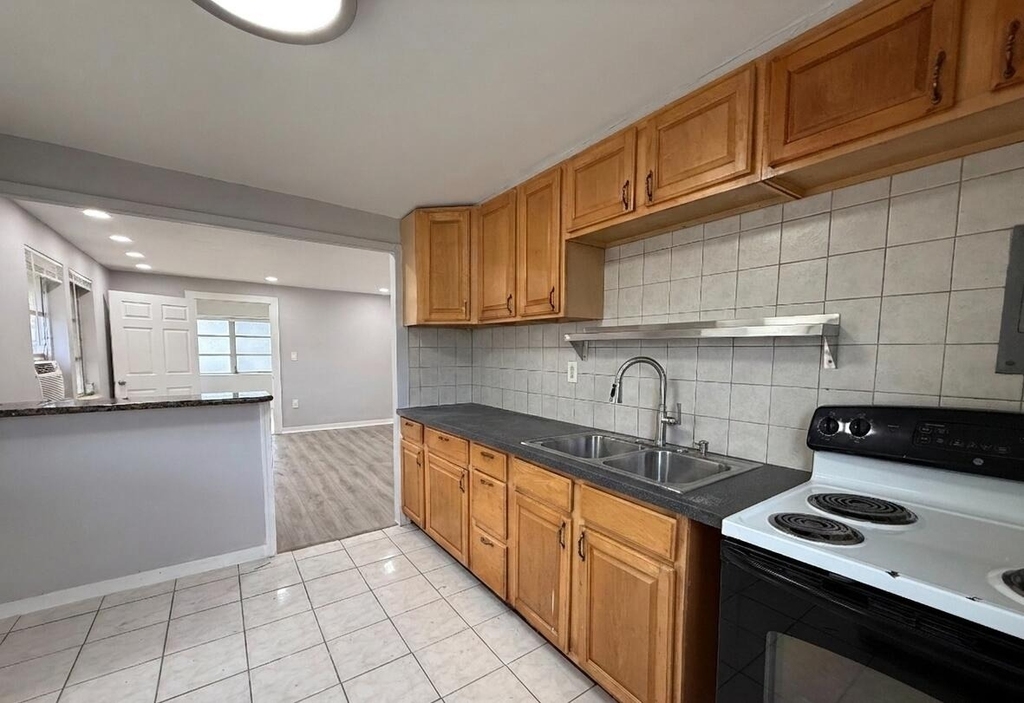 5607 Polk Street - Photo 2