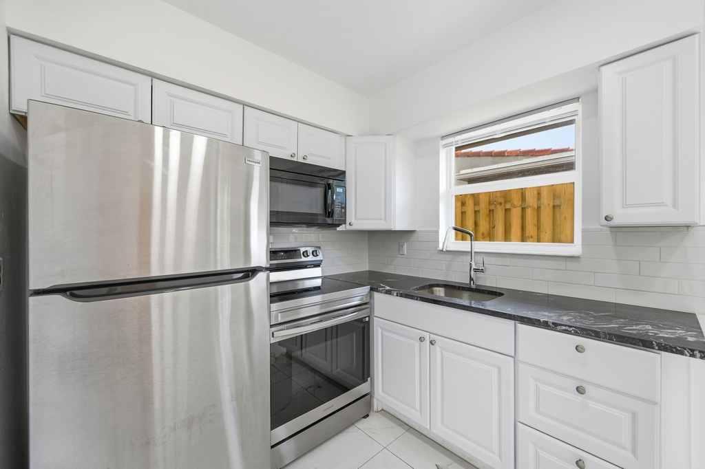 2308 Nw 3rd Avenue - Photo 4