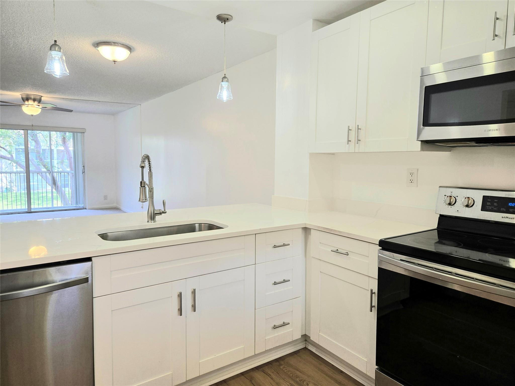 1100 Nw 87th Avenue - Photo 2
