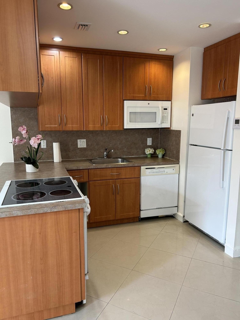 210 Se 9th Street - Photo 1