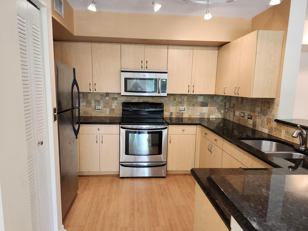 813 Villa Circle - Photo 0