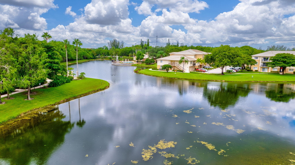 600 N Crestwood Ct Court N - Photo 0