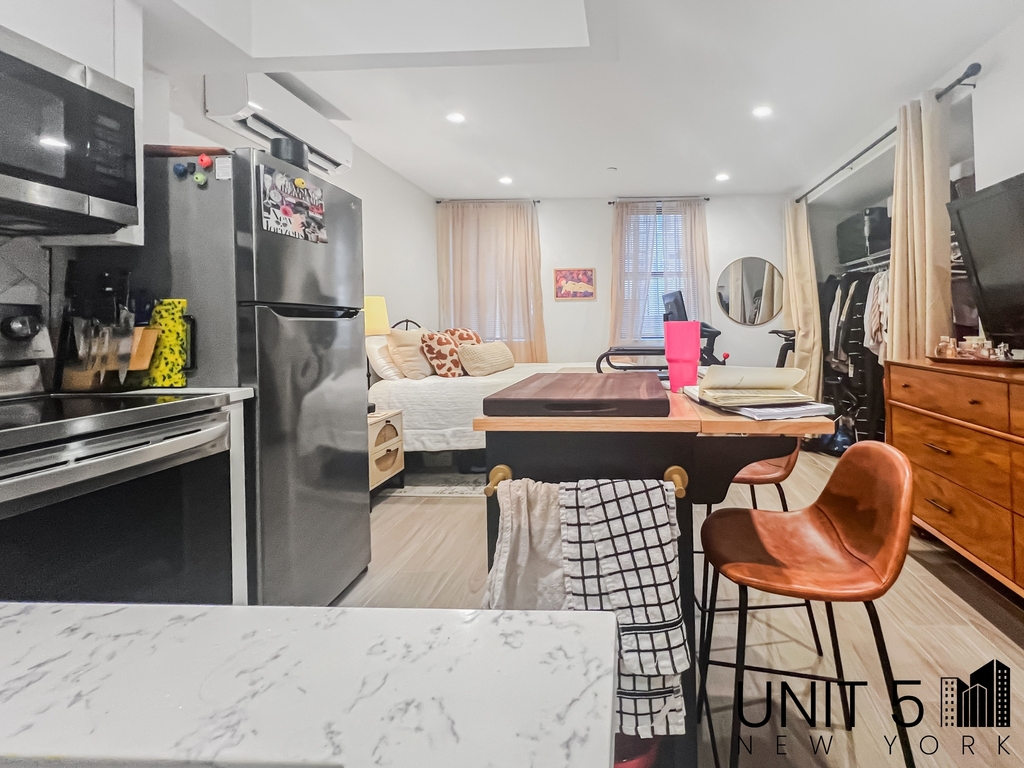 1467 Jefferson Avenue - Photo 2