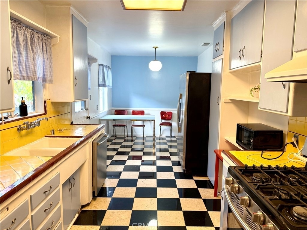 5425 Halbrent Avenue - Photo 11