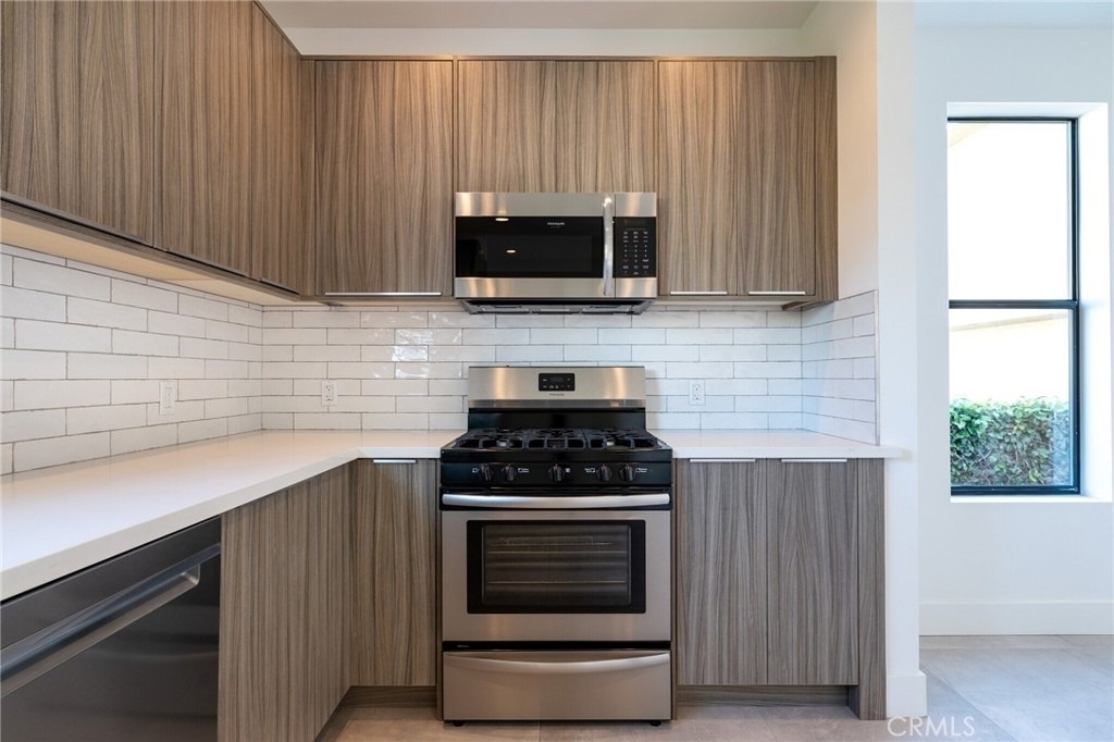 1805 S Longwood - Photo 3