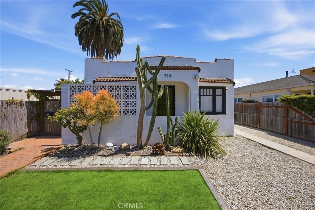 744 Flower Avenue - Photo 0