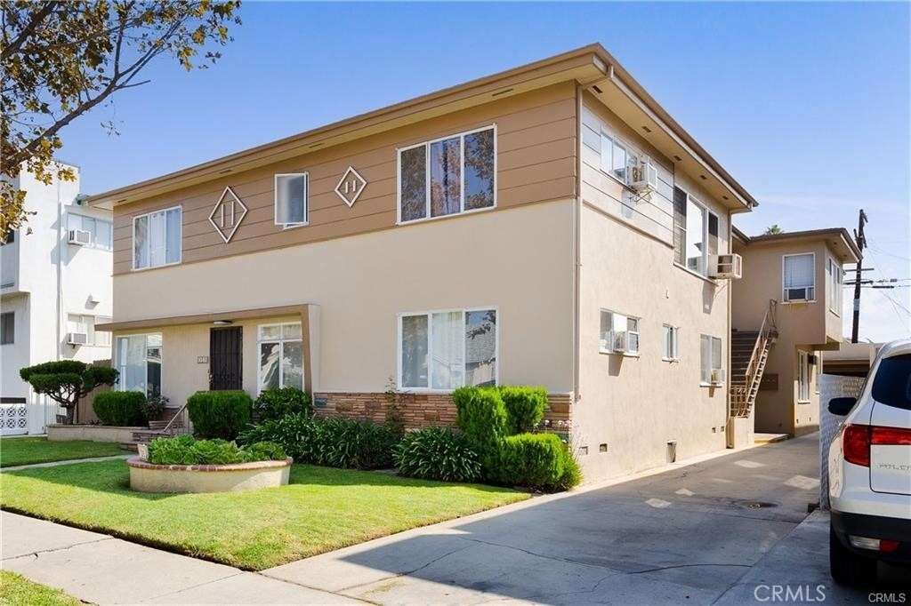 1042 S Sherbourne Drive - Photo 1