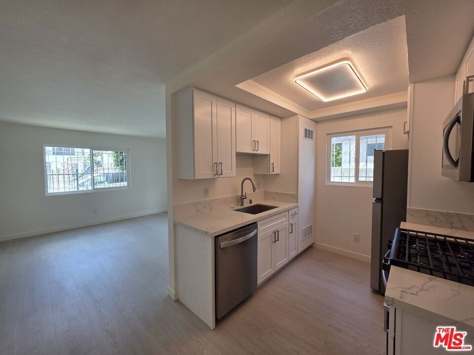 912 N Ridgewood Place - Photo 5