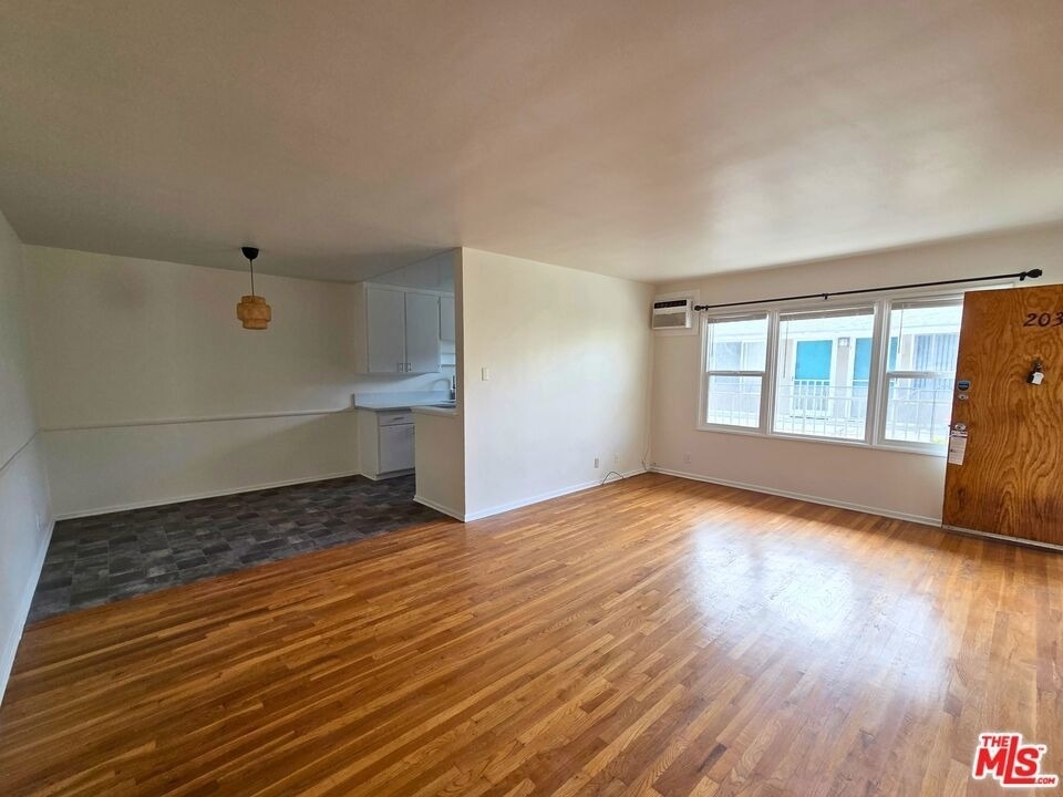 7621 Hampton Avenue - Photo 3