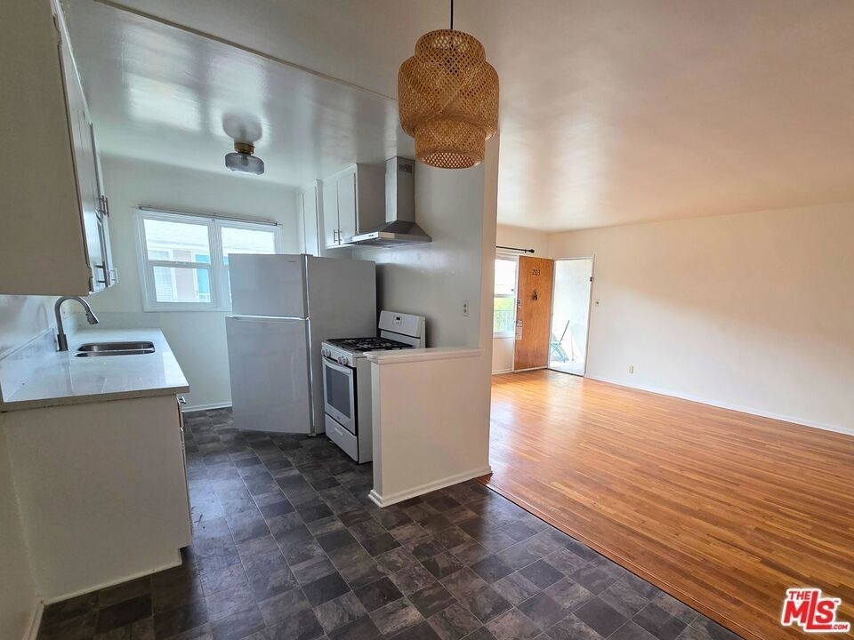 7621 Hampton Avenue - Photo 4