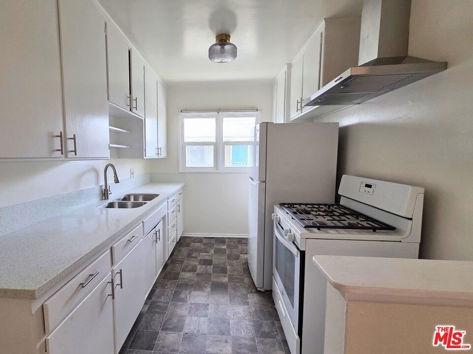 7621 Hampton Avenue - Photo 5