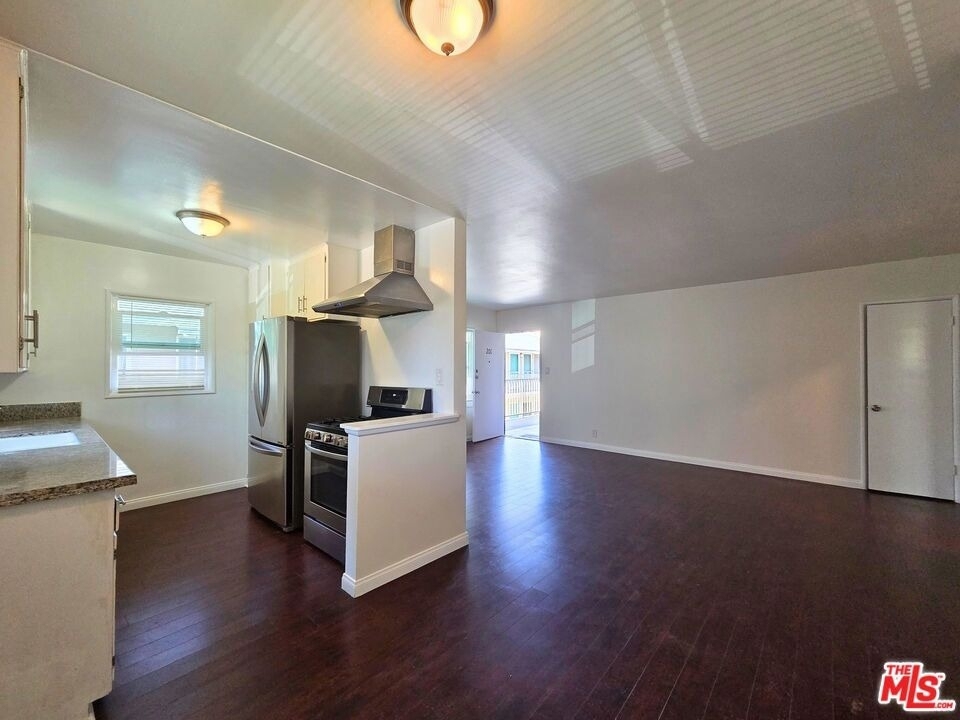 7621 Hampton Avenue - Photo 3