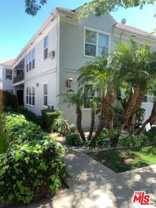 312 S Reeves Drive - Photo 0