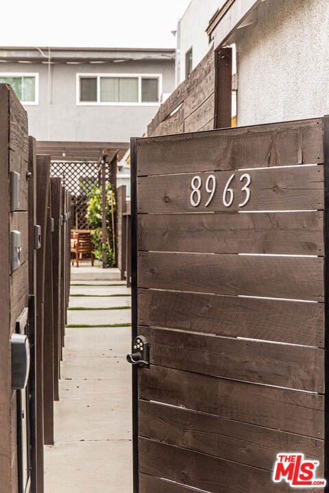 8963 Cadillac Avenue - Photo 9