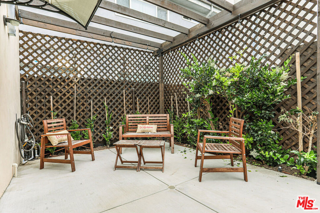 8963 Cadillac Avenue - Photo 7