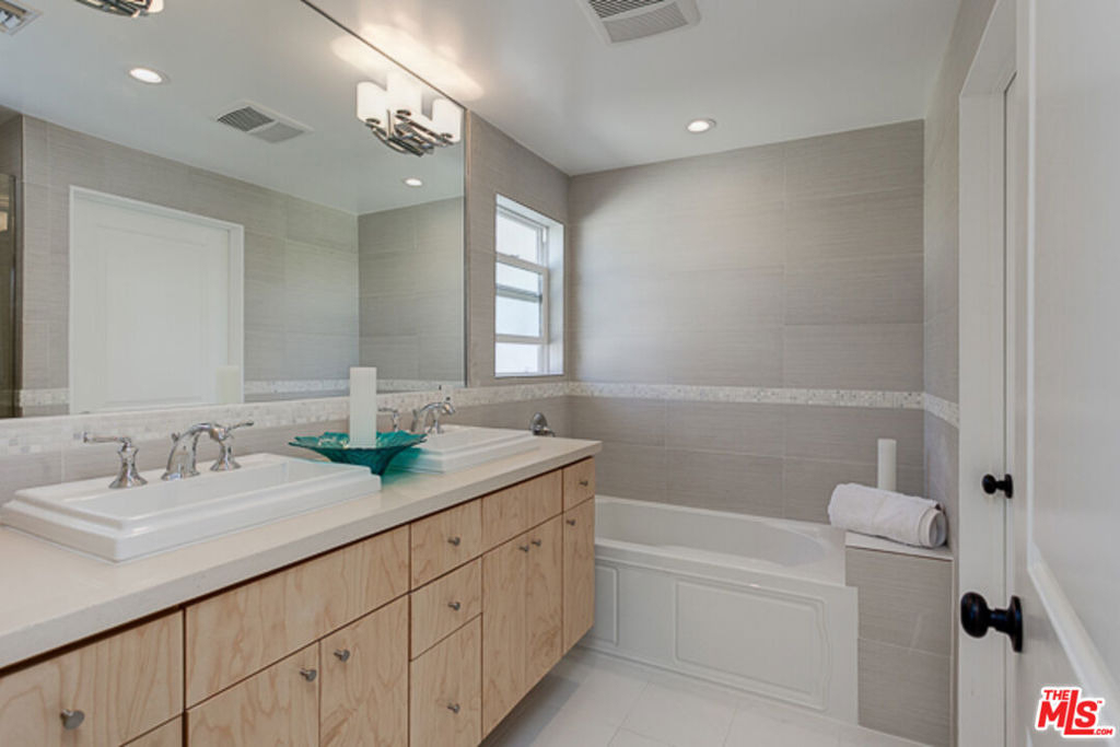 831 S Curson Avenue - Photo 16