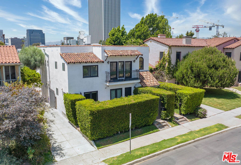 831 S Curson Avenue - Photo 1
