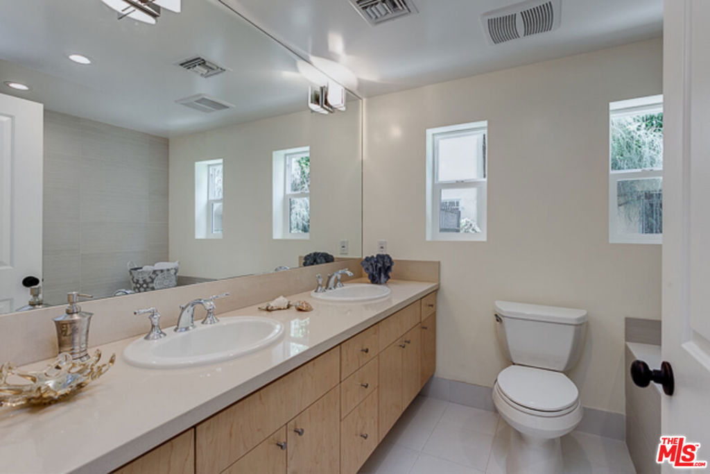 831 S Curson Avenue - Photo 11