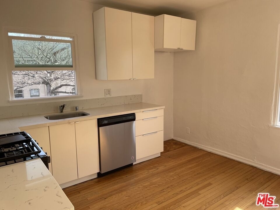 368 N Genesee Avenue - Photo 3