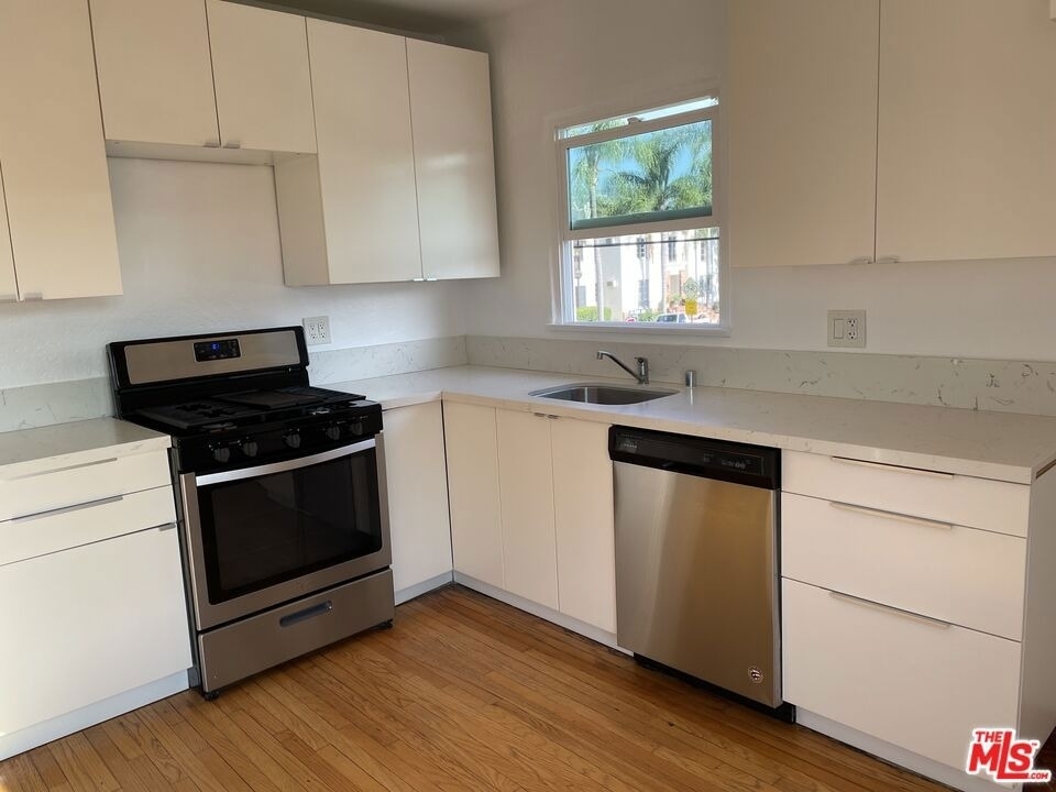 368 N Genesee Avenue - Photo 4