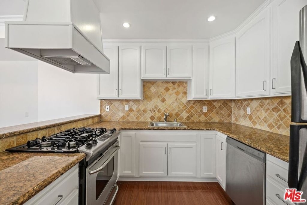 1236 N Flores Street - Photo 5